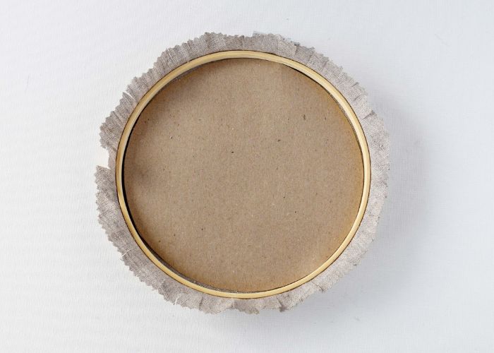 Braunes Bastelpapier bedeckt die Rückseite des Reifens