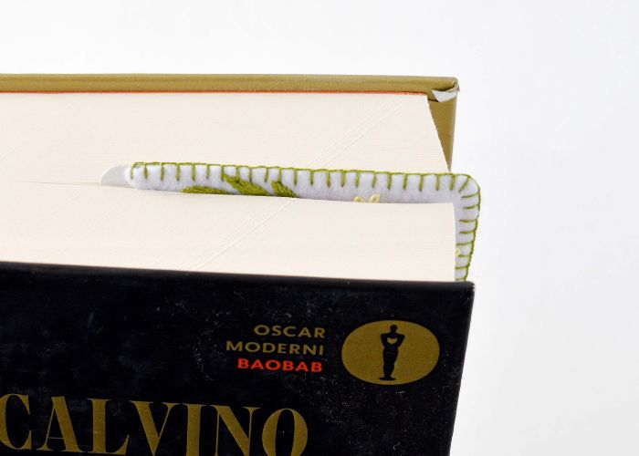 Bordo del segnalibro d'angolo all'interno del libro