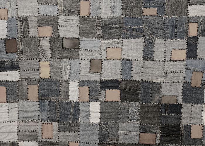 Geflicktes Gewebe grauer Jeansstoff