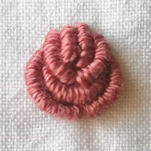 Rosa Blume, gestickt mit Bullion-Stich