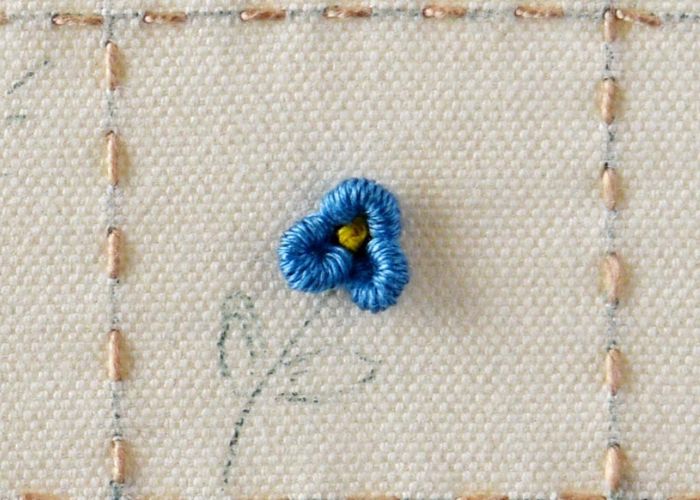 Wie man eine Blume mit Anlagestich stickt: Vergiss mich nicht Schritt 2