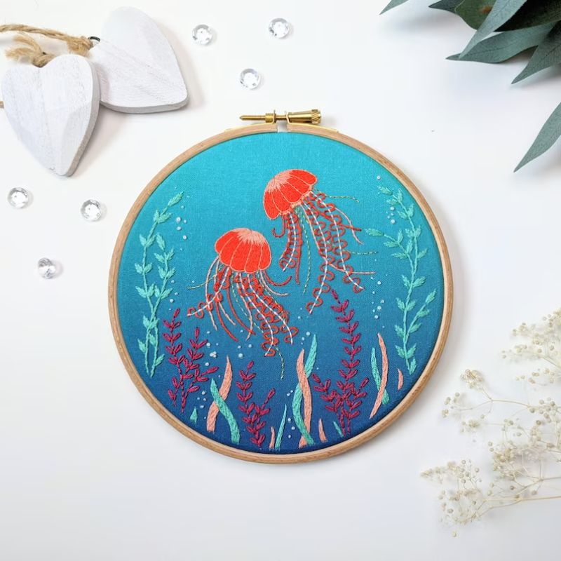 Sommerliche Stickmuster Jellyfish Cove - Unterwasser-, Tropen-, Ozean- und Reisethemen-Stickset Von Tales From The Hoop