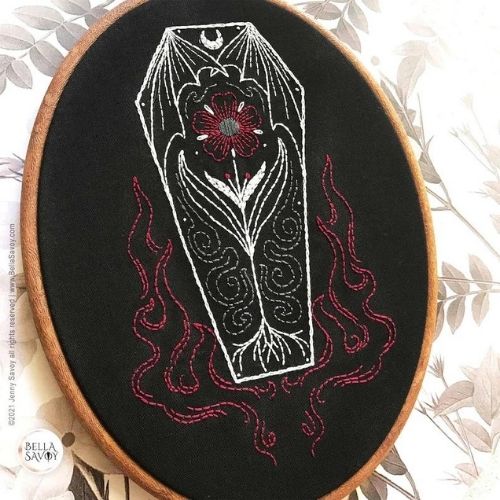 Coffin & Flames - Motivo floreale raccapricciante di BellaSavoy su Etsy