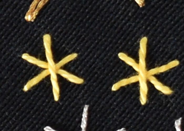 Sternstich-Stickerei mit gelber Perlmutt-Baumwolle