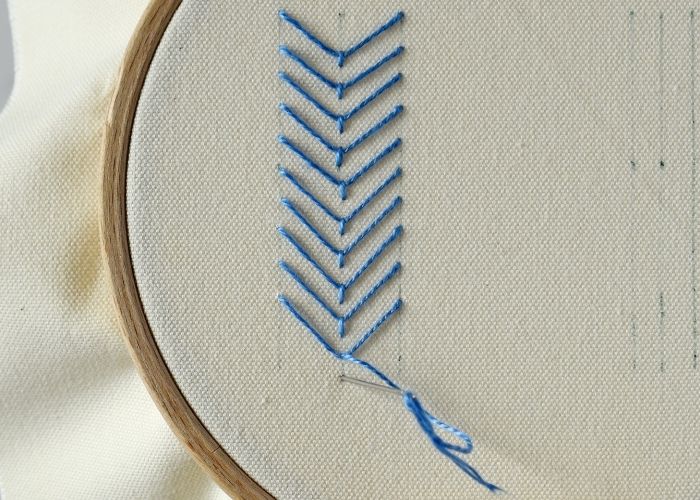 Zweifarbige Fliegenstich-Stickerei Schritt 3