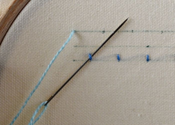 Zweifarbige Fliegenstich-Stickerei Schritt 7